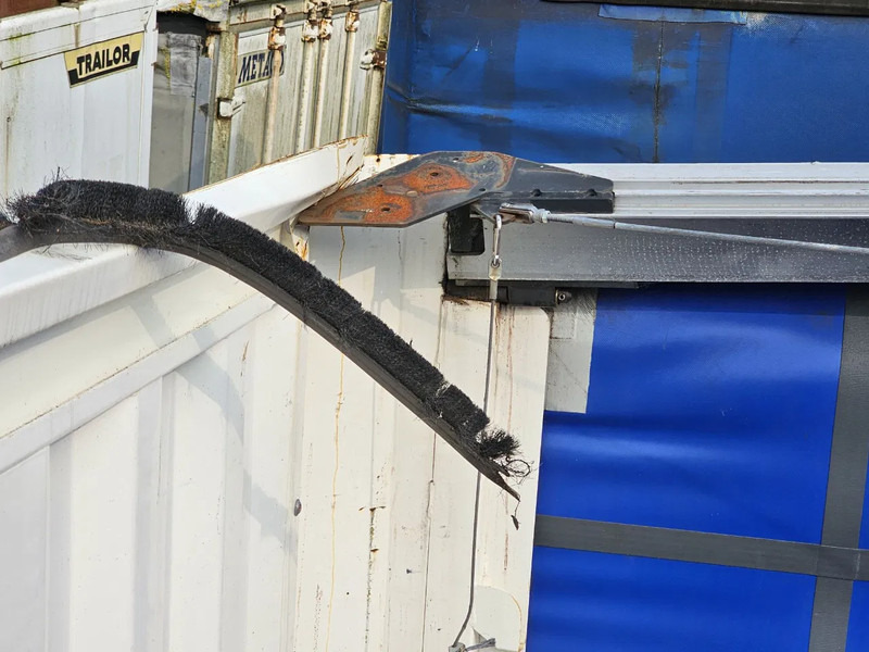 Curtainsider semi-trailer Krone SD - Roof demage: picture 11