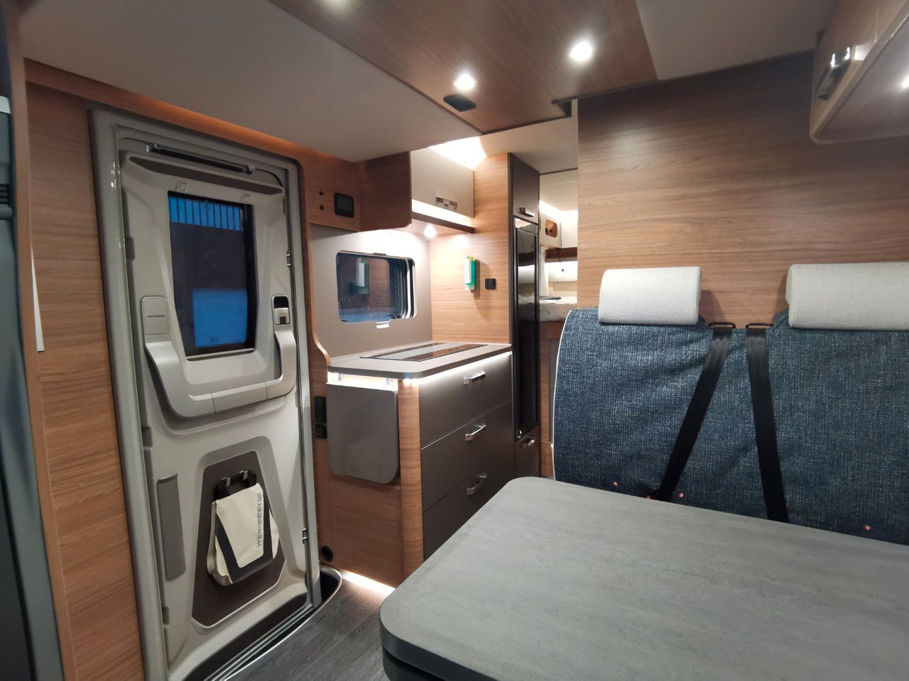 Semi-integrated motorhome Weinsberg CARASUITE 650 MEG/155-DSG/EINZELBETTEN & HUBBETT: picture 12