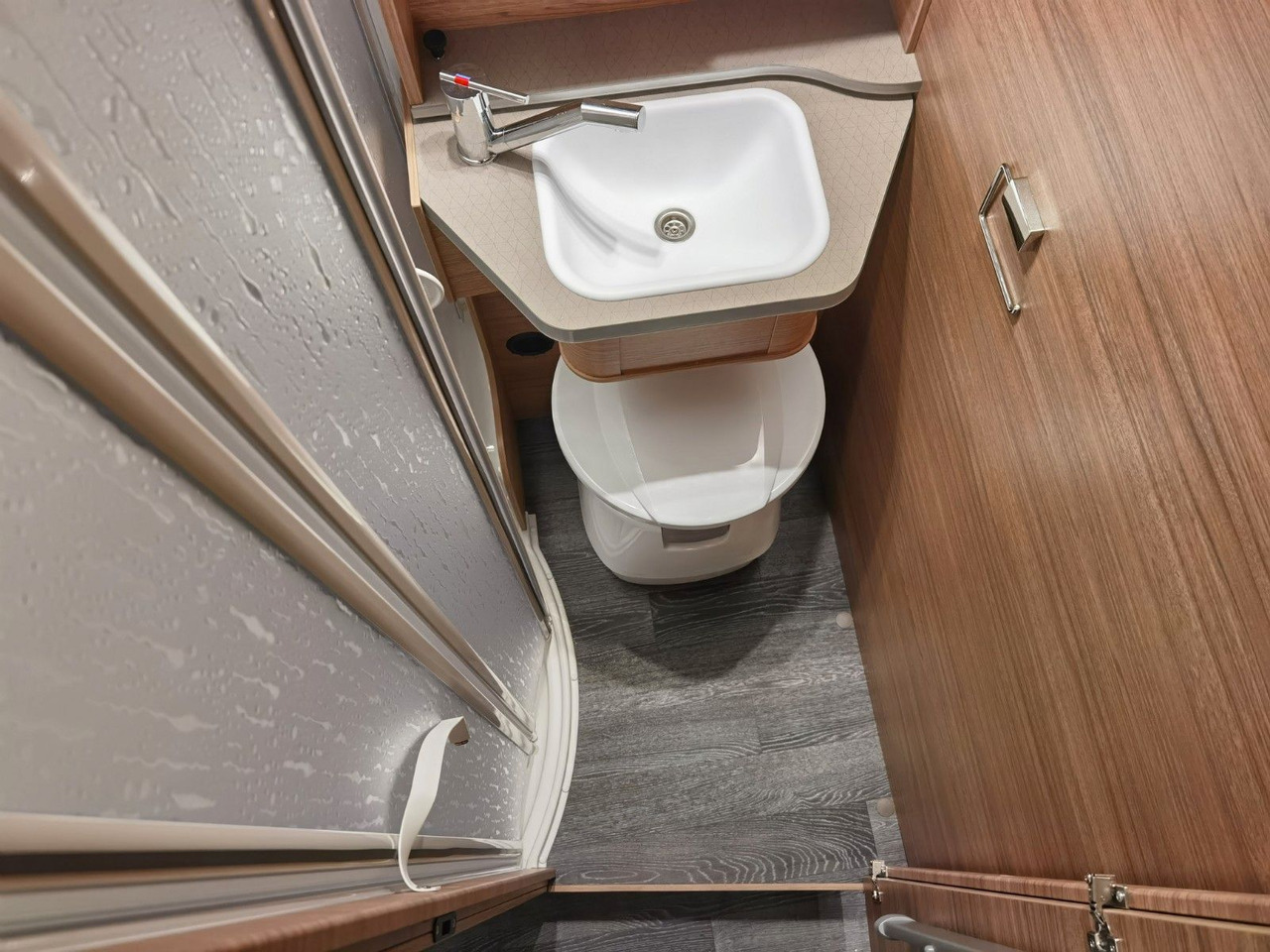 Semi-integrated motorhome Weinsberg CARASUITE 650 MEG/155-DSG/EINZELBETTEN & HUBBETT: picture 23