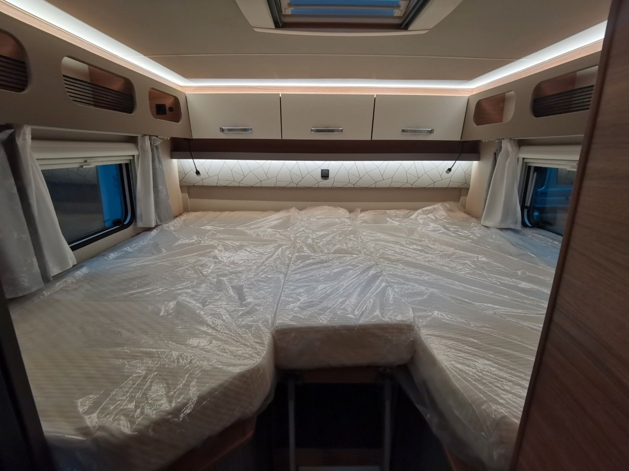 Semi-integrated motorhome Weinsberg CARASUITE 650 MEG/155-DSG/EINZELBETTEN & HUBBETT: picture 19