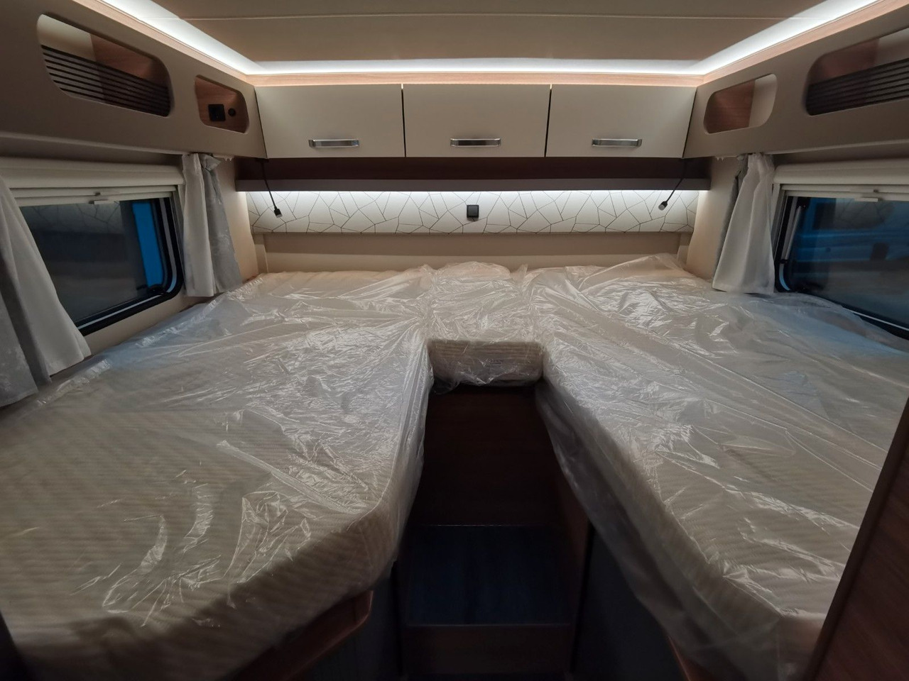 Semi-integrated motorhome Weinsberg CARASUITE 650 MEG/155-DSG/EINZELBETTEN & HUBBETT: picture 18