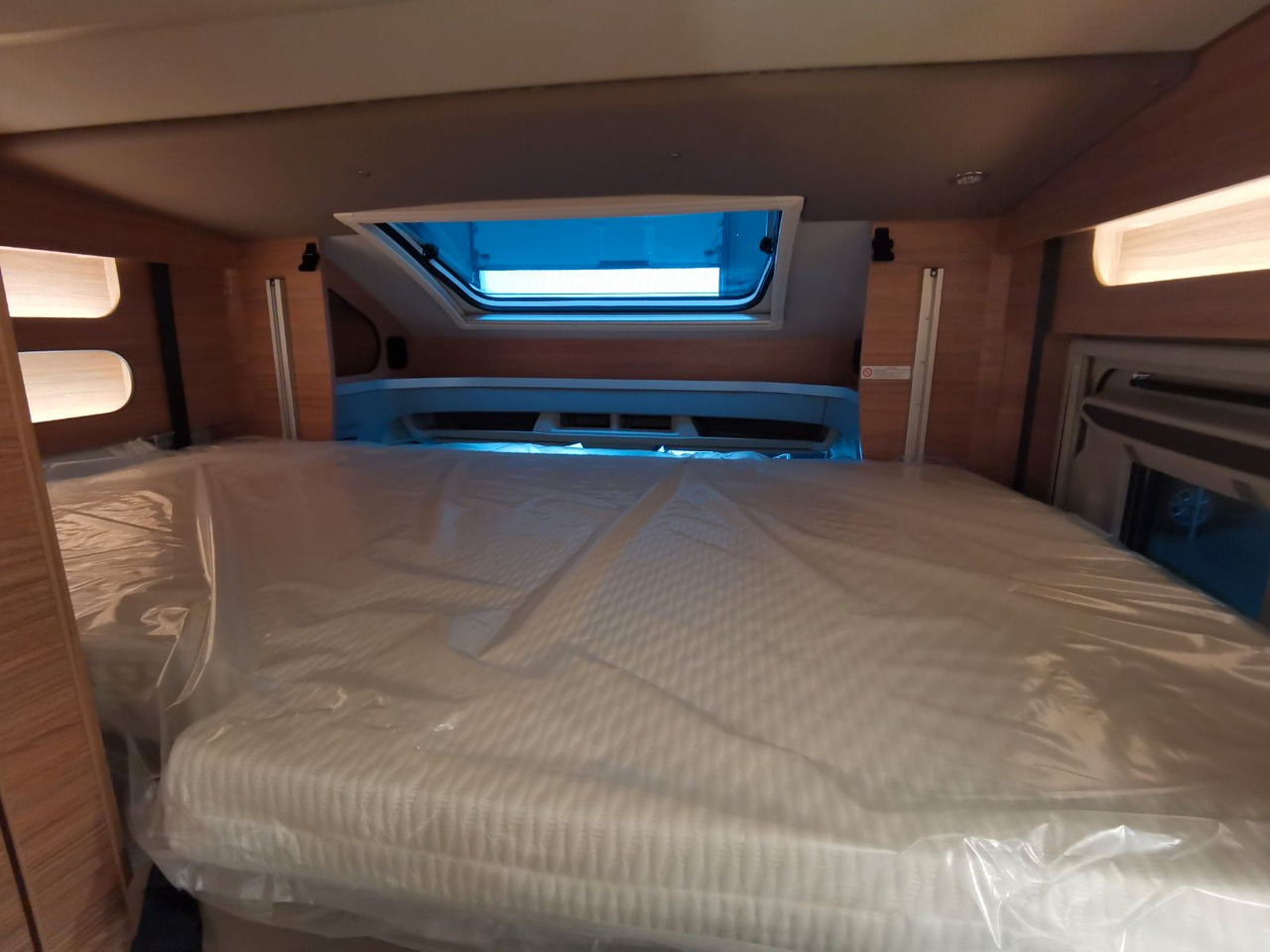 Semi-integrated motorhome Weinsberg CARASUITE 650 MEG/155-DSG/EINZELBETTEN & HUBBETT: picture 20