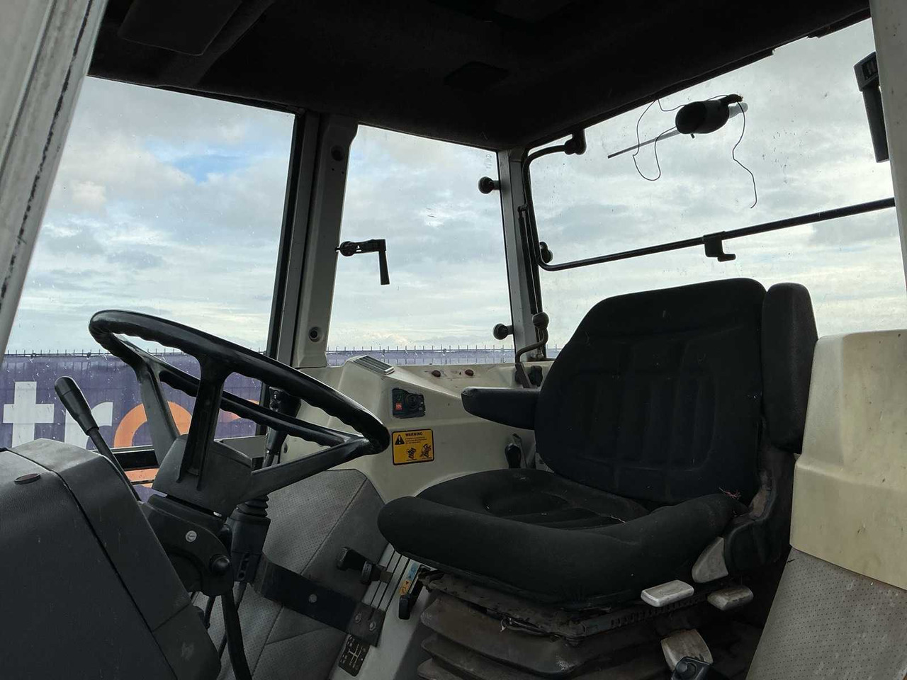 Farm tractor 1996 MASSEY FERGUSON 399 FOUR WHEEL DRIVE FARM TRACTOR: picture 15