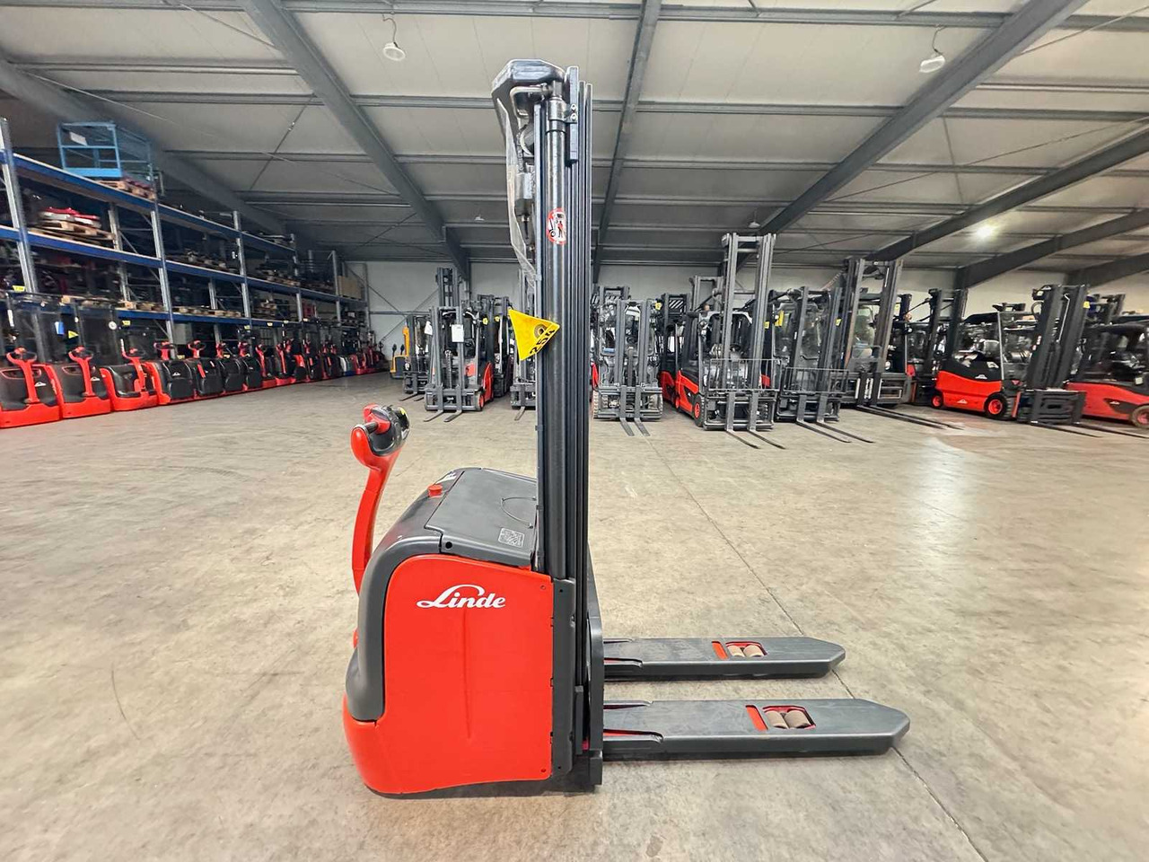 20/2017 SERVICE +UVV 09/2026 LINDE L14 1.400KG TRIPLEX 470CM PALLET TRUCK ANT 3.395 HOURS - Forklift: picture 4 20/2017 SERVICE +UVV 09/2026 LINDE L14 1.400KG TRIPLEX 470CM PALLET TRUCK ANT 3.395 HOURS - Forklift: picture 4