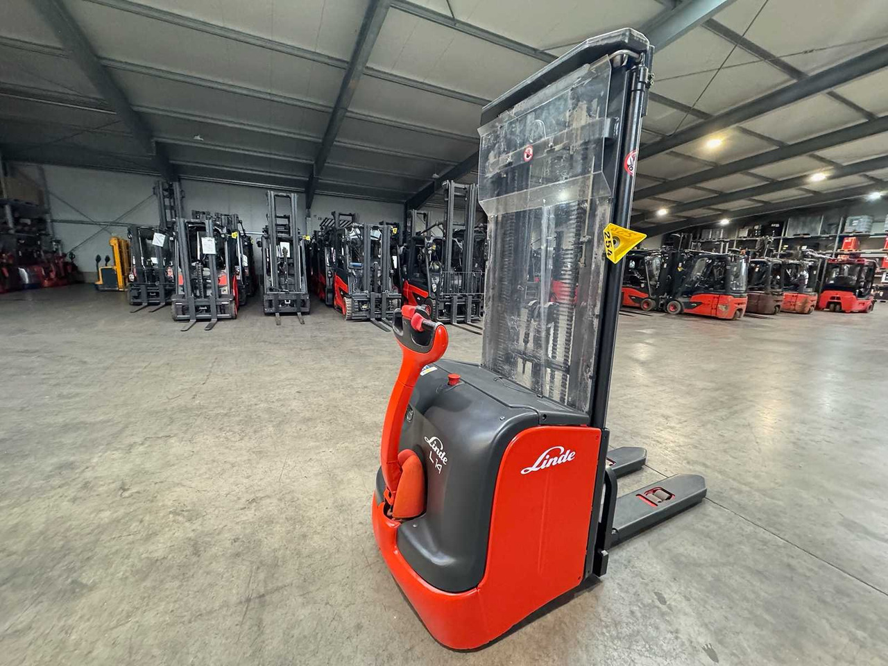 20/2017 SERVICE +UVV 09/2026 LINDE L14 1.400KG TRIPLEX 470CM PALLET TRUCK ANT 3.395 HOURS - Forklift: picture 5 20/2017 SERVICE +UVV 09/2026 LINDE L14 1.400KG TRIPLEX 470CM PALLET TRUCK ANT 3.395 HOURS - Forklift: picture 5