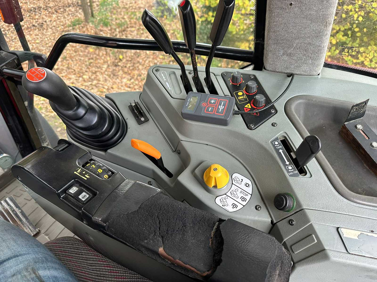 Farm tractor 2002 MASSEY FERGUSON 6255 FOUR WHEEL DRIVE FARM TRACTOR: picture 8 Farm tractor 2002 MASSEY FERGUSON 6255 FOUR WHEEL DRIVE FARM TRACTOR: picture 8