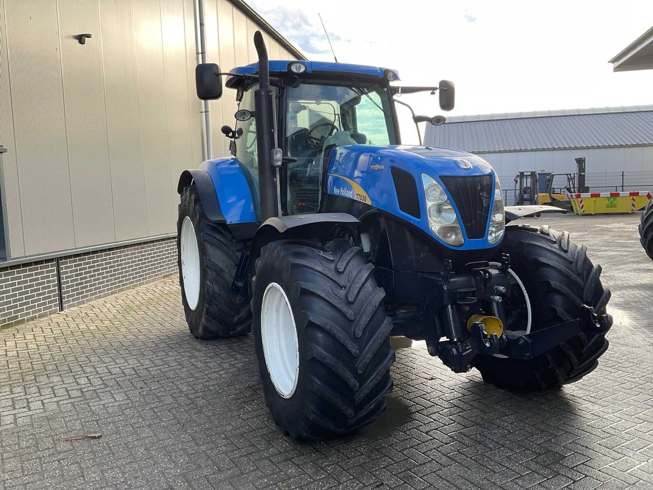 2011 NEW HOLLAND T7030 AUTOCOMMAND FOUR WHEEL DRIVE FARM TRACTOR - Farm tractor: picture 4 2011 NEW HOLLAND T7030 AUTOCOMMAND FOUR WHEEL DRIVE FARM TRACTOR - Farm tractor: picture 4