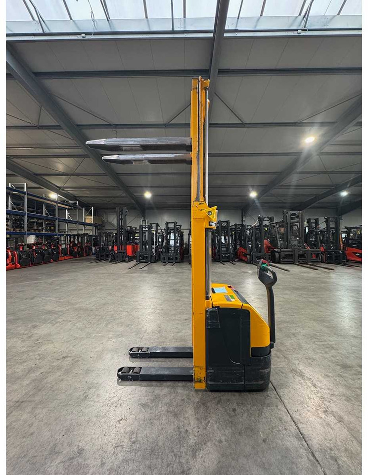 2012 SERVICE + UVV 09/2026 JUNGHEINRICH EJC220 2,000KG STACKER PALLET TRUCK ANT FREE LIFT 5,484 HOURS - Forklift: picture 3 2012 SERVICE + UVV 09/2026 JUNGHEINRICH EJC220 2,000KG STACKER PALLET TRUCK ANT FREE LIFT 5,484 HOURS - Forklift: picture 3