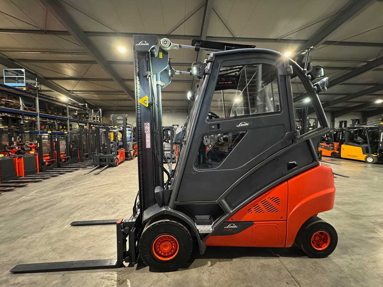 2015 LINDE H25D-02 2.500KG 3.+4TH VALVE FORK ADJUSTER DIESEL FORKLIFT FORKLIFT 10.925 HOURS. - Forklift: picture 1 2015 LINDE H25D-02 2.500KG 3.+4TH VALVE FORK ADJUSTER DIESEL FORKLIFT FORKLIFT 10.925 HOURS. - Forklift: picture 1