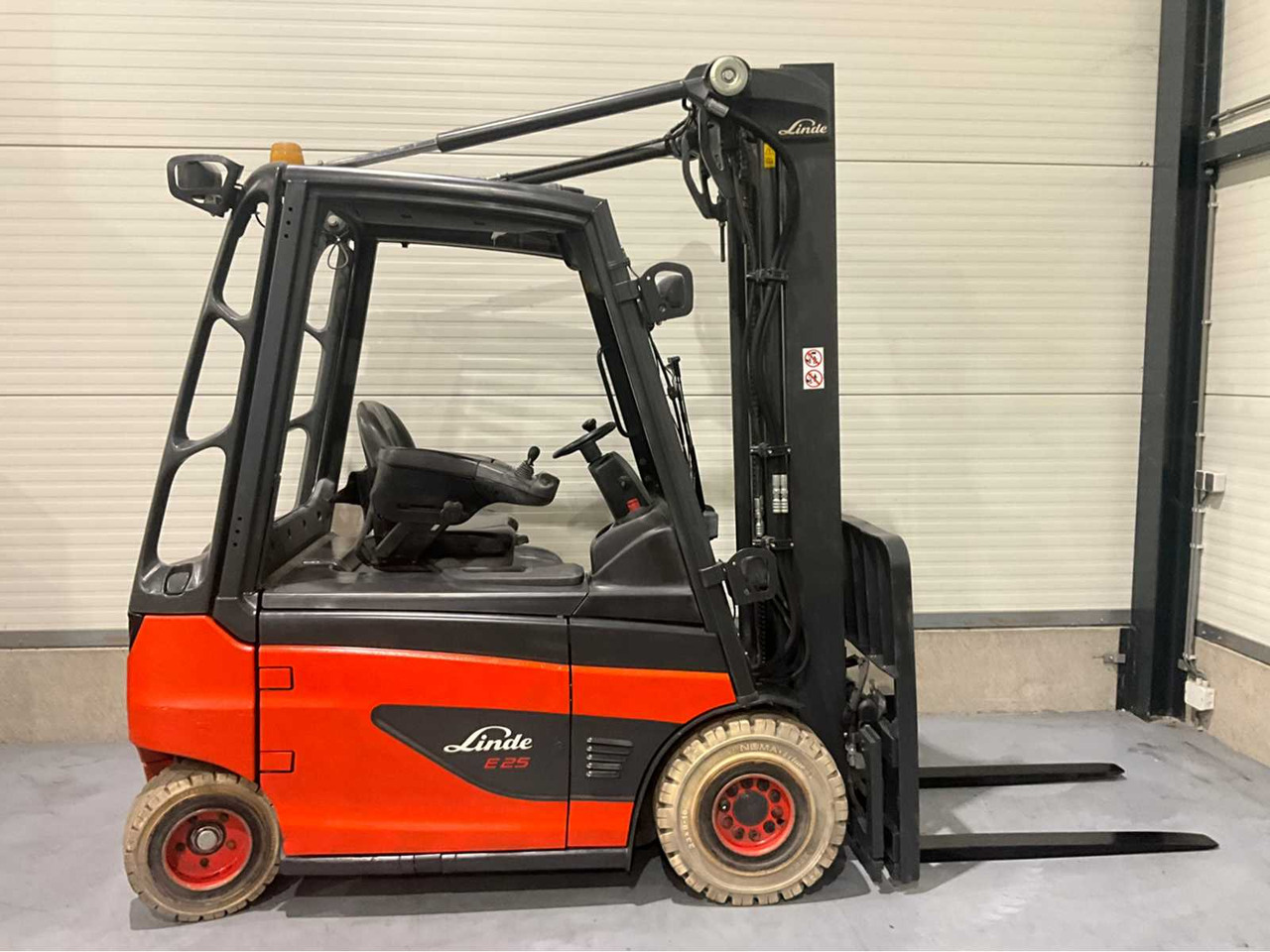 2016 LINDE E25-01 2500KG FORKLIFT - Forklift: picture 5 2016 LINDE E25-01 2500KG FORKLIFT - Forklift: picture 5