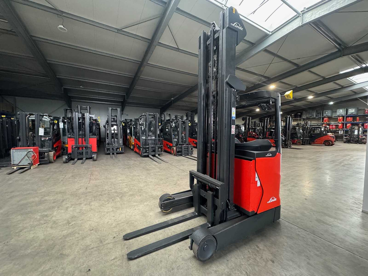 2016 SERVICE+UVV 10/2026 LINDE R16 TRIPLEX 796CM REACH TRUCK FORK ADJUSTER ELECTRIC FORKLIFT - Forklift: picture 1 2016 SERVICE+UVV 10/2026 LINDE R16 TRIPLEX 796CM REACH TRUCK FORK ADJUSTER ELECTRIC FORKLIFT - Forklift: picture 1