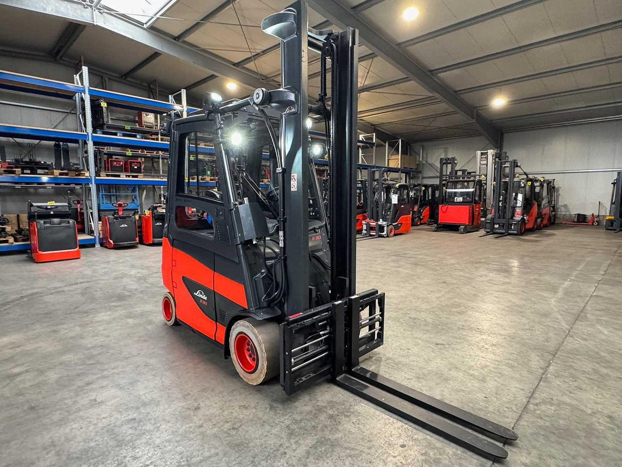 2020 SERVICE + UVV 09/2026 LINDE E30 EVO 3.000KG ELECTRIC FORKLIFT 3RD + 4TH VALVE FORK ADJUSTER 2025 - Forklift: picture 5 2020 SERVICE + UVV 09/2026 LINDE E30 EVO 3.000KG ELECTRIC FORKLIFT 3RD + 4TH VALVE FORK ADJUSTER 2025 - Forklift: picture 5