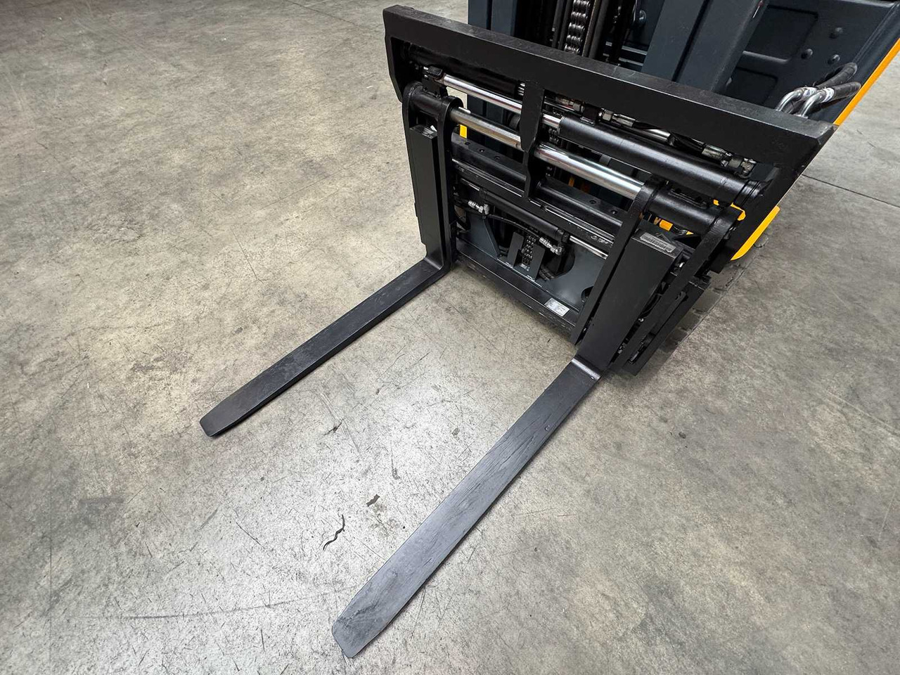 BATTERY 2023 SERVICE + UVV 08/26 JUNGHEINRICH EFG218 TRIPLEX 3RD + 4TH FORK ADJUSTER ELECTRIC FORKLIFT - Forklift: picture 5 BATTERY 2023 SERVICE + UVV 08/26 JUNGHEINRICH EFG218 TRIPLEX 3RD + 4TH FORK ADJUSTER ELECTRIC FORKLIFT - Forklift: picture 5