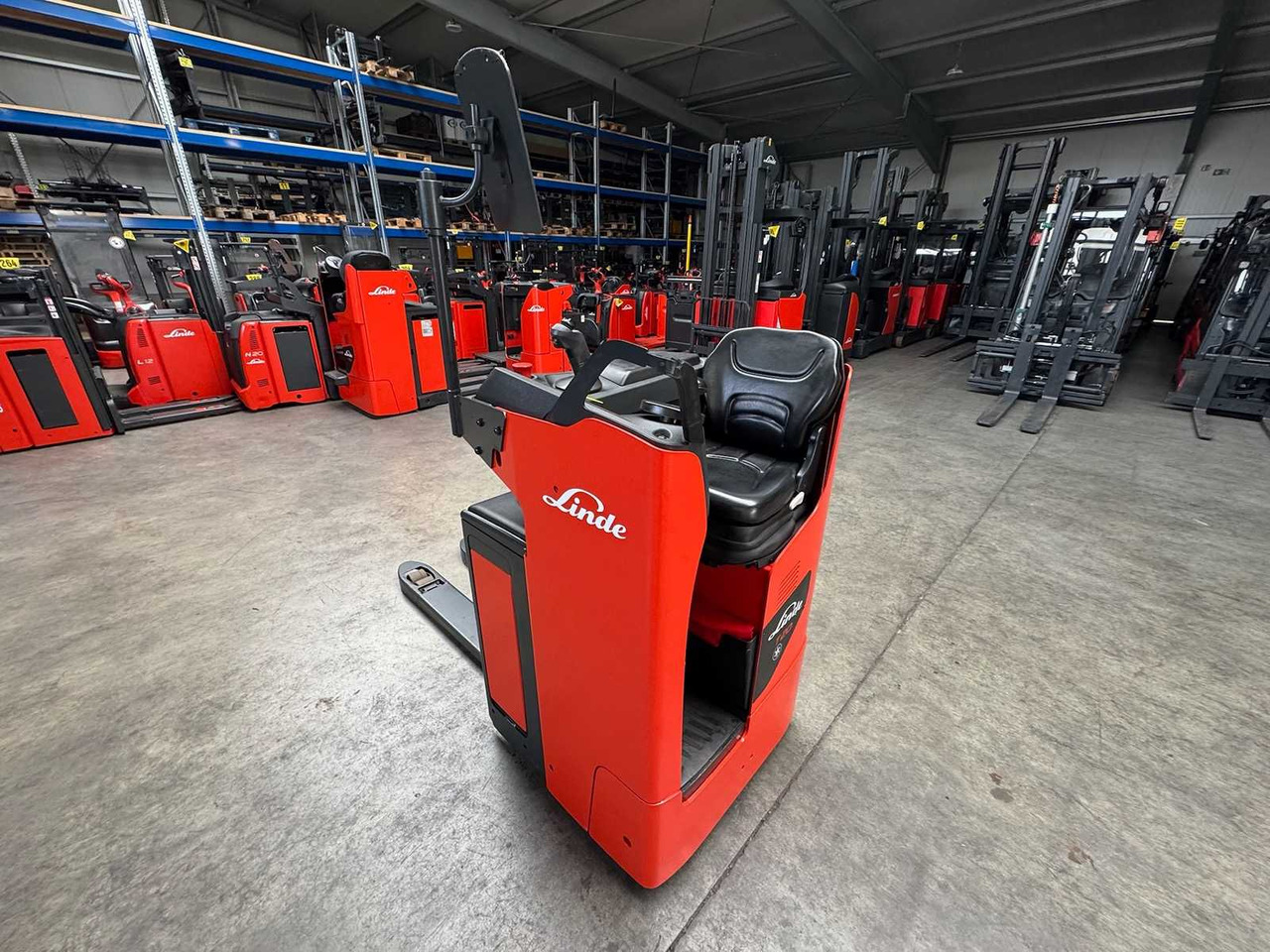 BATTERY 46/2023 BJ.2020 SERVICE + UVV 08/2026 LINDE T20R PALLET TRUCK STACKER ANT 4,715 HOURS - Forklift: picture 4 BATTERY 46/2023 BJ.2020 SERVICE + UVV 08/2026 LINDE T20R PALLET TRUCK STACKER ANT 4,715 HOURS - Forklift: picture 4