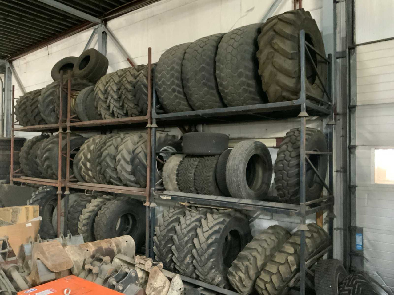 Batch of tyres (approx. 45 pieces) - Wheels and tires for Farm tractor: picture 2 Batch of tyres (approx. 45 pieces) - Wheels and tires for Farm tractor: picture 2