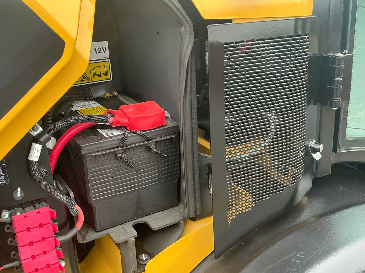 Wheel loader Caterpillar 906M: picture 47