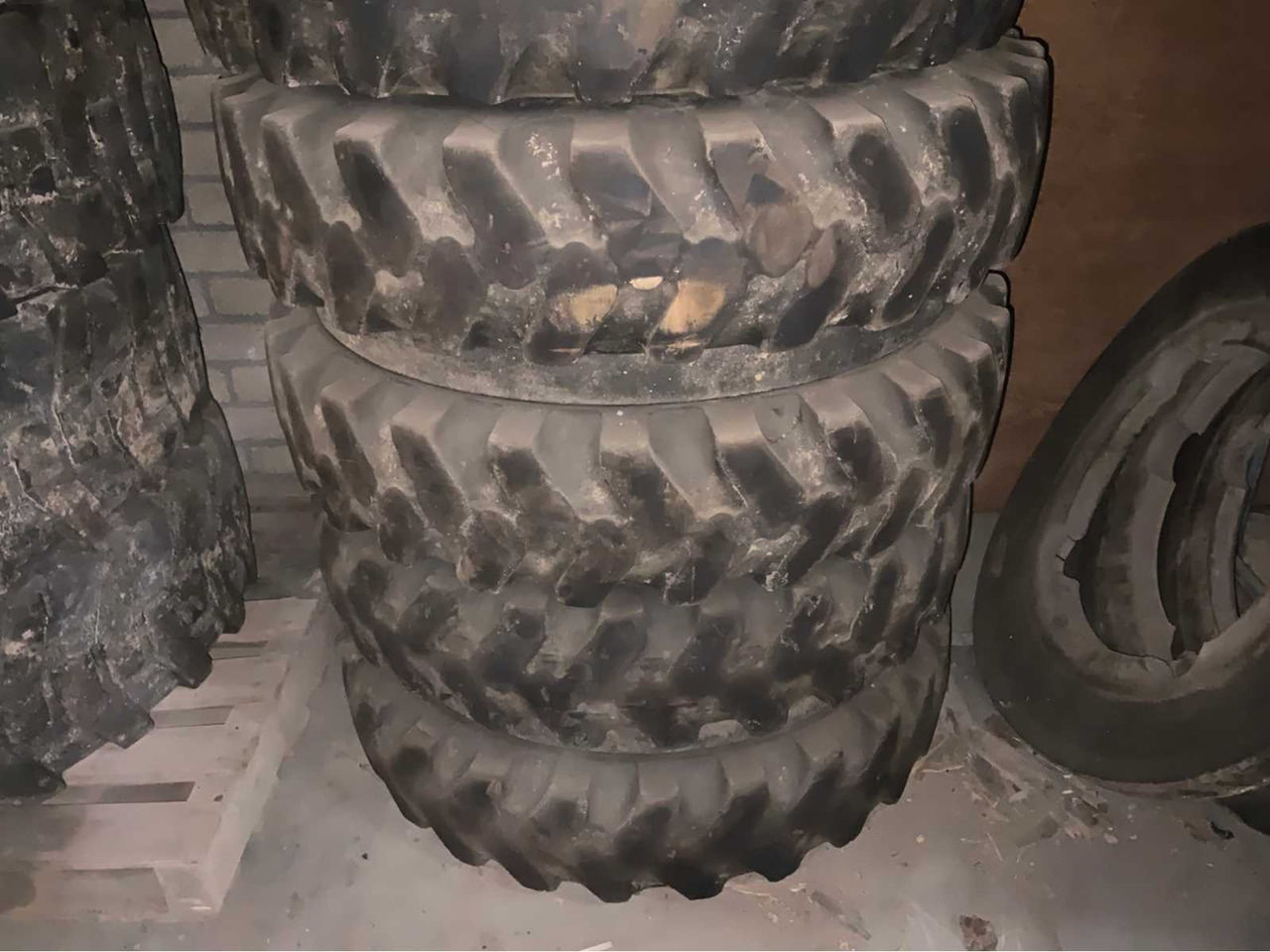 Double wheel set (4-piece) - Wheels and tires for Farm tractor: picture 4 Double wheel set (4-piece) - Wheels and tires for Farm tractor: picture 4