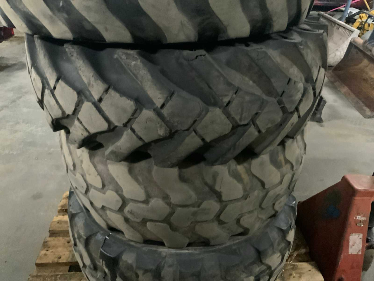Dunlop 365/70 R18 - Wheels and tires for Farm tractor: picture 4 Dunlop 365/70 R18 - Wheels and tires for Farm tractor: picture 4