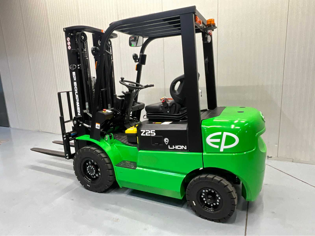 EP - EFXZ-251 - 4.8 METER PLYWOOD, LI-ION, FREE-LIFT, SIDE-SHIFT - FORKLIFT - Forklift: picture 5 EP - EFXZ-251 - 4.8 METER PLYWOOD, LI-ION, FREE-LIFT, SIDE-SHIFT - FORKLIFT - Forklift: picture 5