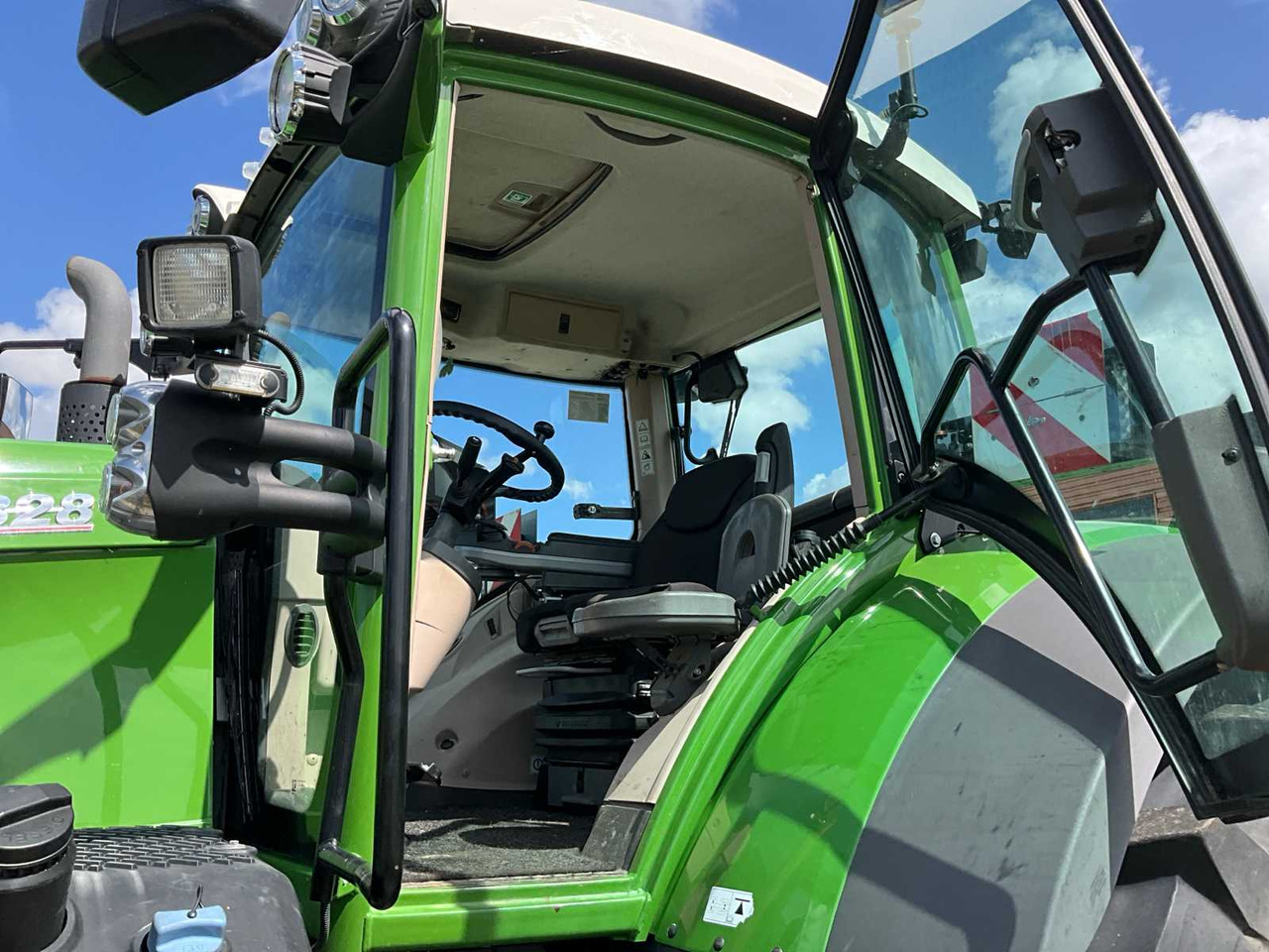 Farm tractor Fendt 828 Vario S4 Profi Plus: picture 28