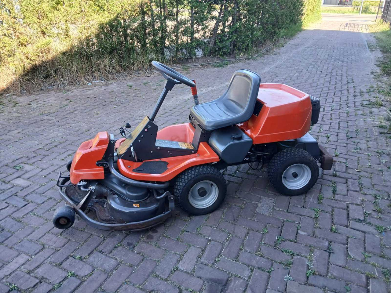 Husqvarna Rider 16 - Garden mower: picture 4 Husqvarna Rider 16 - Garden mower: picture 4