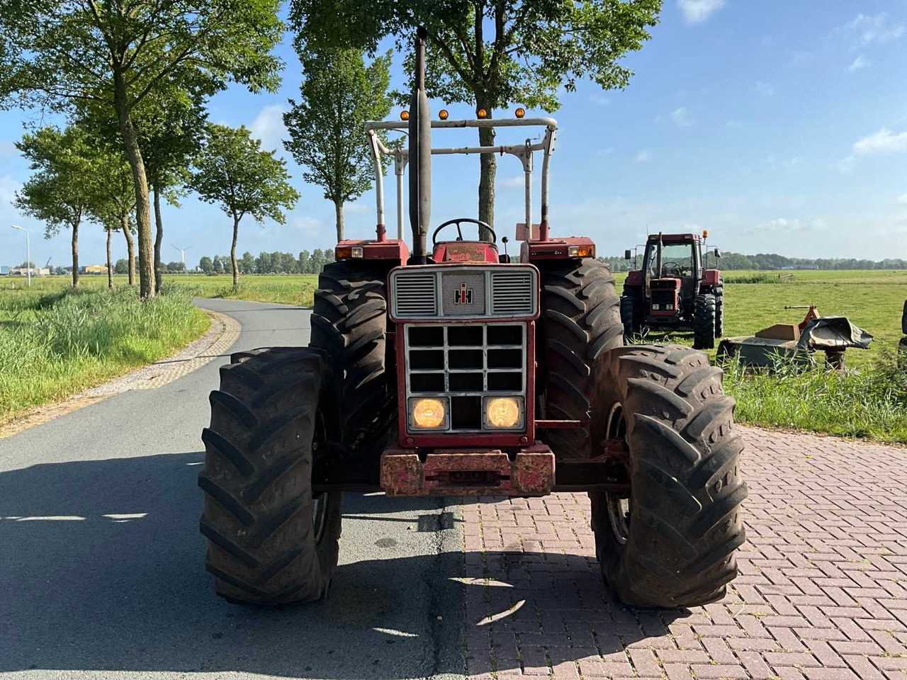 International 744 - Farm tractor: picture 3 International 744 - Farm tractor: picture 3