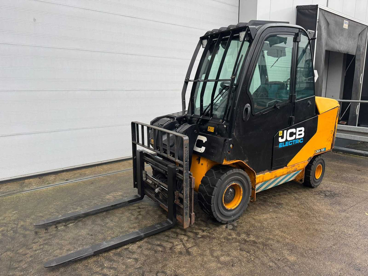 JCB - 2020 - TLT-30-E - FORK POSITIONER, SIDE-SHIFT - FORKLIFT - Forklift: picture 1 JCB - 2020 - TLT-30-E - FORK POSITIONER, SIDE-SHIFT - FORKLIFT - Forklift: picture 1