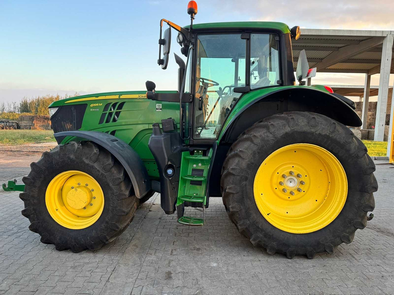 JOHN DEERE 6195 M - Farm tractor: picture 1 JOHN DEERE 6195 M - Farm tractor: picture 1