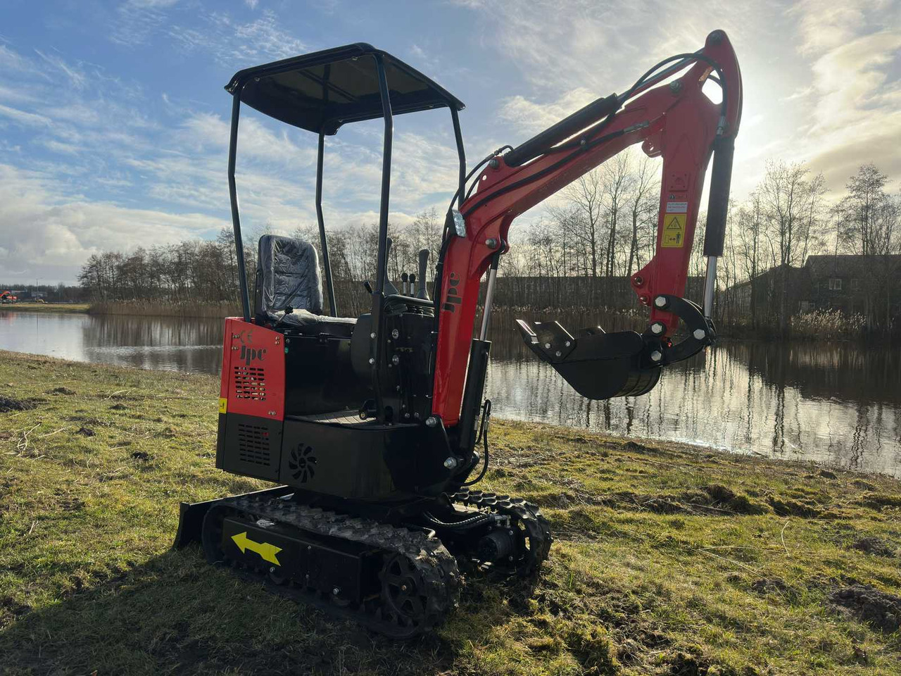JPC HT12 - Mini excavator: picture 2 JPC HT12 - Mini excavator: picture 2
