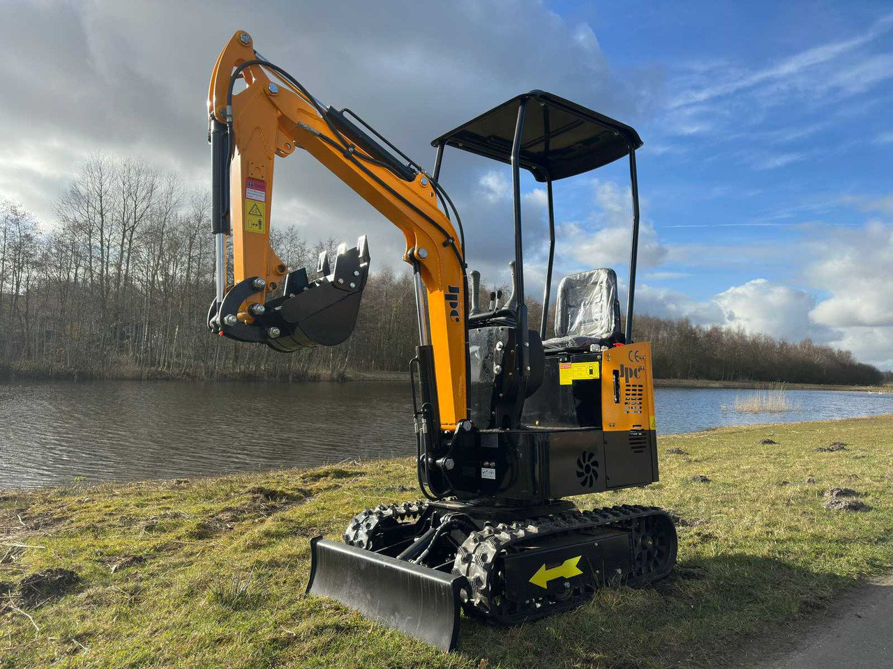 JPC HT12 - Mini excavator: picture 2 JPC HT12 - Mini excavator: picture 2