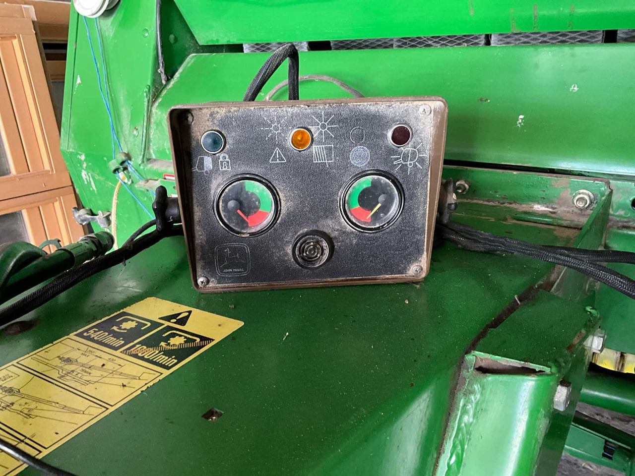 Round baler John Deere 550: picture 9