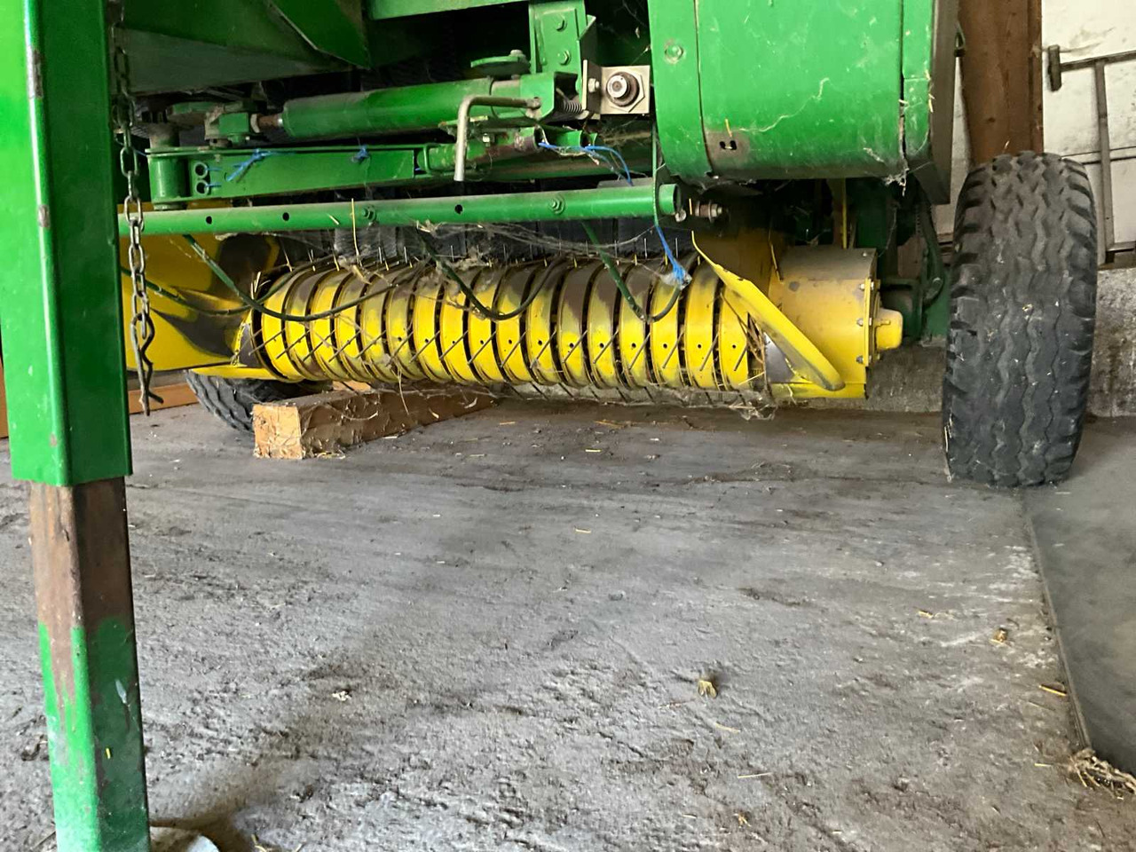 Round baler John Deere 550: picture 7