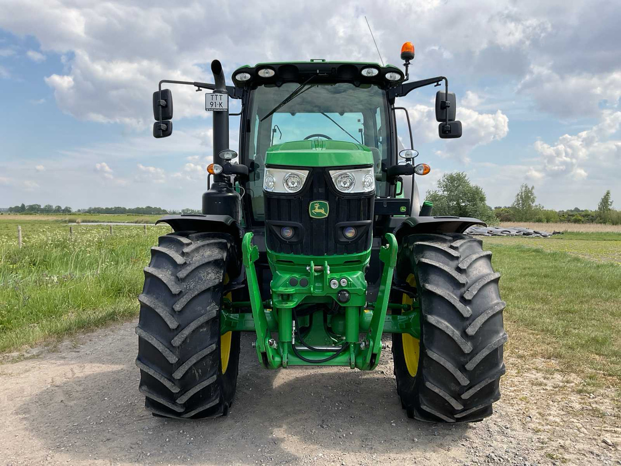 John Deere 6145R - Farm tractor: picture 2 John Deere 6145R - Farm tractor: picture 2