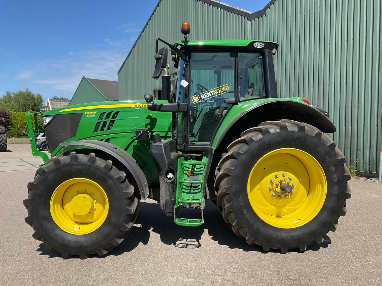 John Deere 6195M - Farm tractor: picture 2 John Deere 6195M - Farm tractor: picture 2