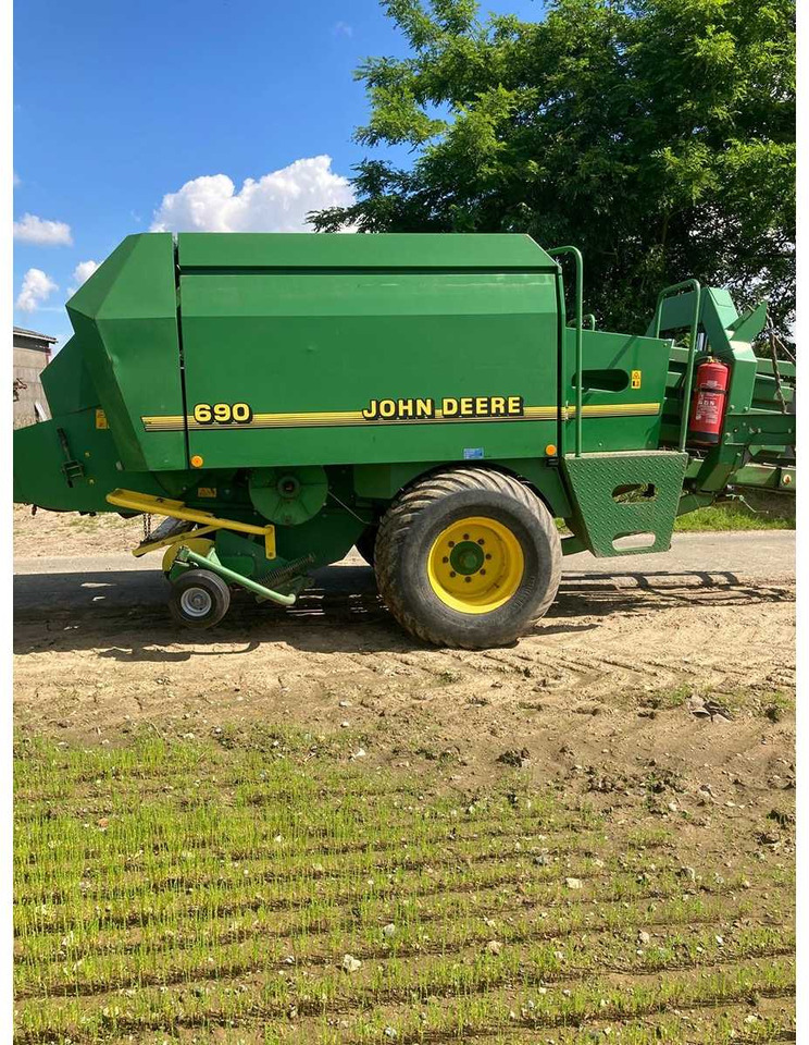 John Deere 690 - Square baler: picture 1 John Deere 690 - Square baler: picture 1