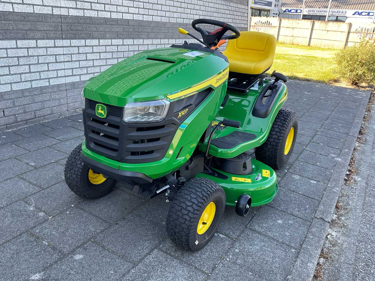 John Deere X107 - Garden mower: picture 1 John Deere X107 - Garden mower: picture 1