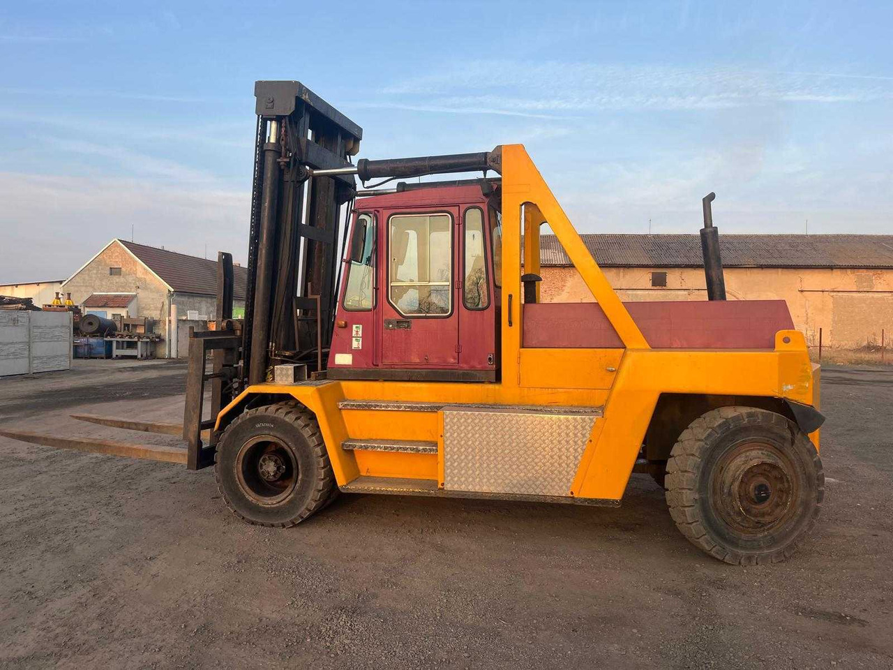 KLIPPAN HYTT AB - HEAVY-DUTY DIESEL FORKLIFT 16T - 1990 - Forklift: picture 5 KLIPPAN HYTT AB - HEAVY-DUTY DIESEL FORKLIFT 16T - 1990 - Forklift: picture 5