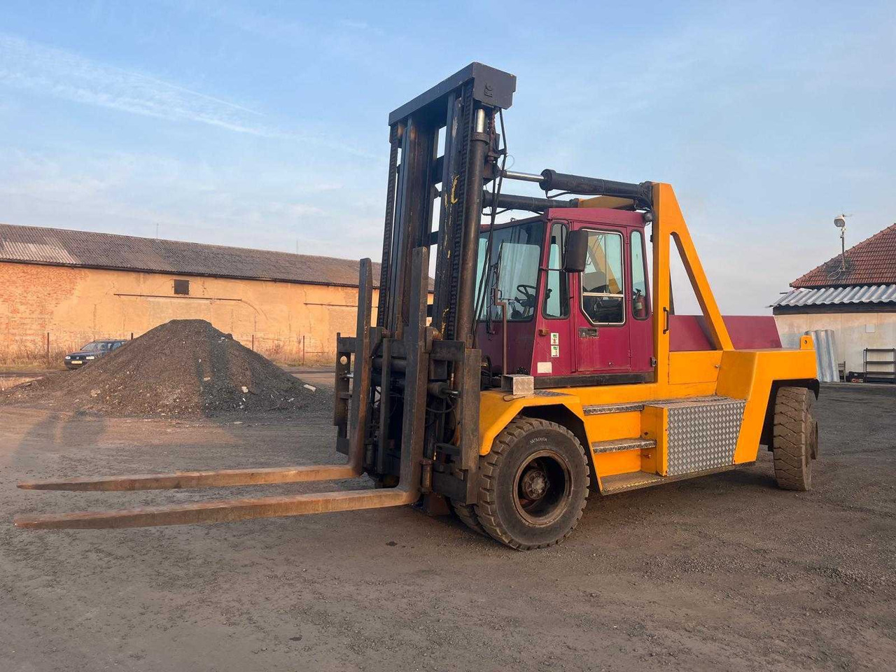 KLIPPAN HYTT AB - HEAVY-DUTY DIESEL FORKLIFT 16T - 1990 - Forklift: picture 2 KLIPPAN HYTT AB - HEAVY-DUTY DIESEL FORKLIFT 16T - 1990 - Forklift: picture 2