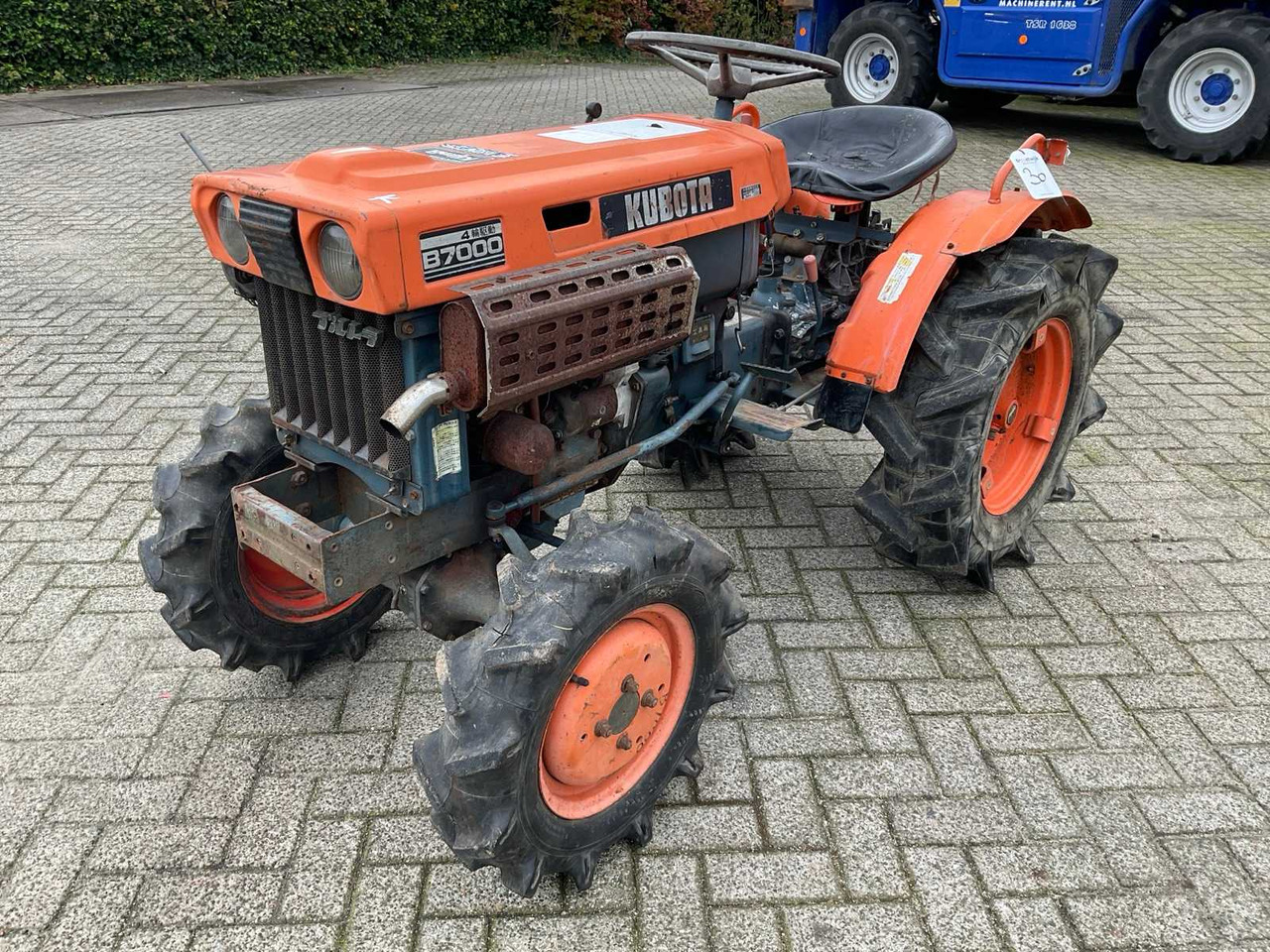Kubota B7000 - Compact tractor: picture 1 Kubota B7000 - Compact tractor: picture 1