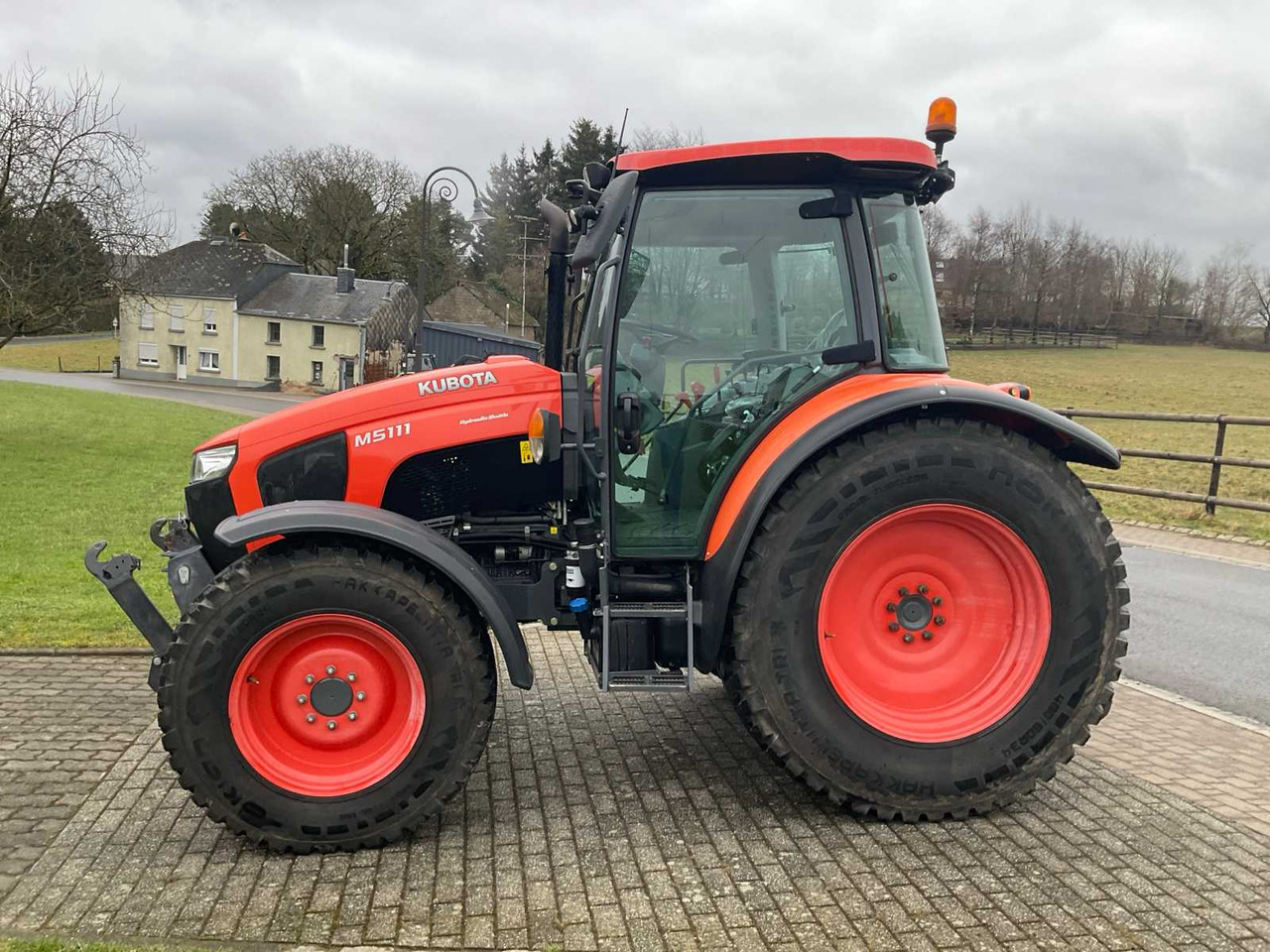 Kubota M5111 - Farm tractor: picture 2 Kubota M5111 - Farm tractor: picture 2
