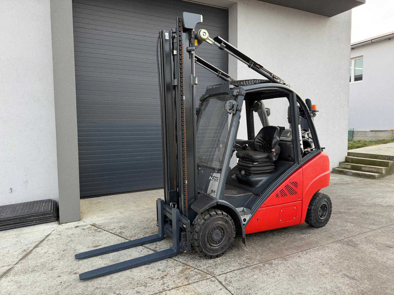 LINDE - H25T-01 - FORKLIFT TRUCKS - 2011 - Forklift: picture 1 LINDE - H25T-01 - FORKLIFT TRUCKS - 2011 - Forklift: picture 1