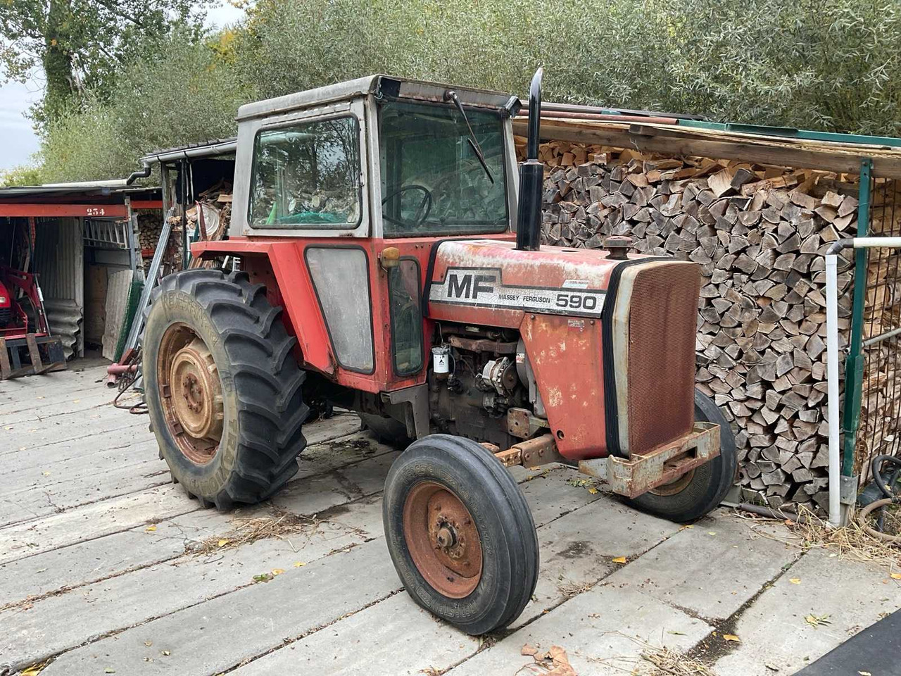 Massey Ferguson MF-590 - Farm tractor: picture 3 Massey Ferguson MF-590 - Farm tractor: picture 3