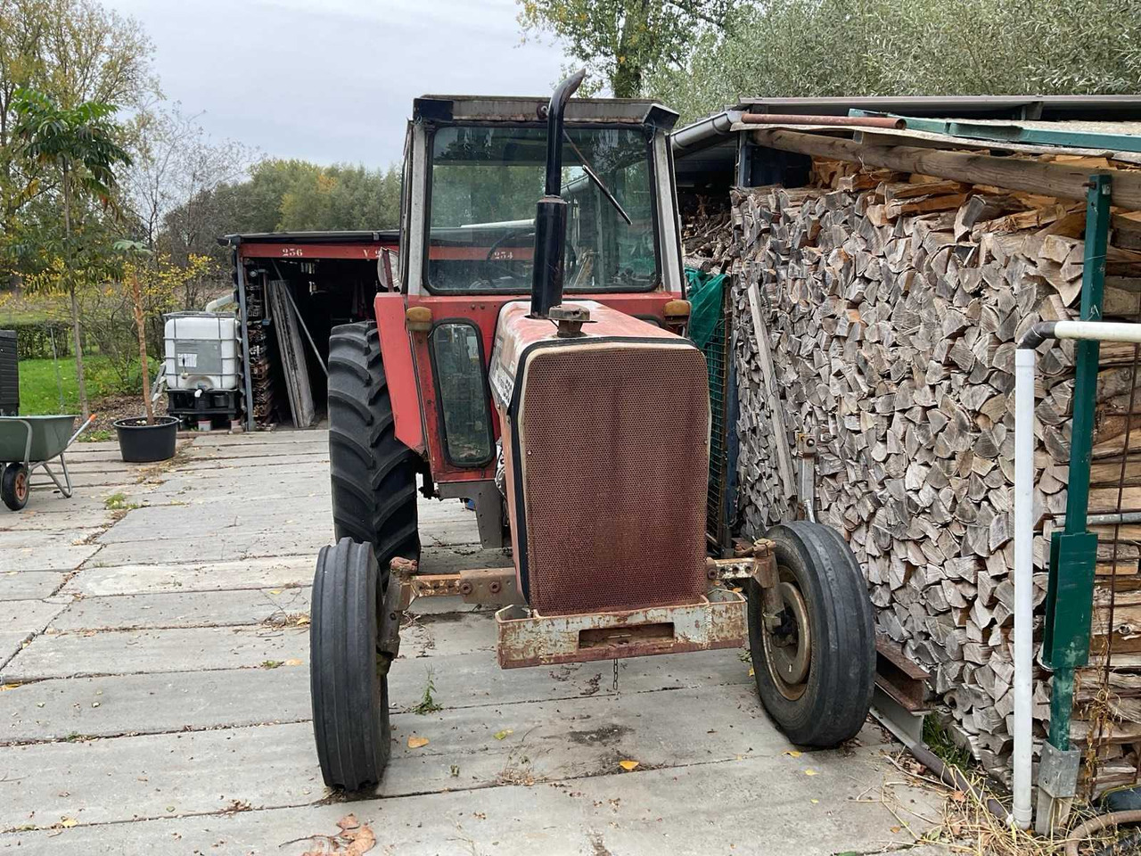 Massey Ferguson MF-590 - Farm tractor: picture 2 Massey Ferguson MF-590 - Farm tractor: picture 2