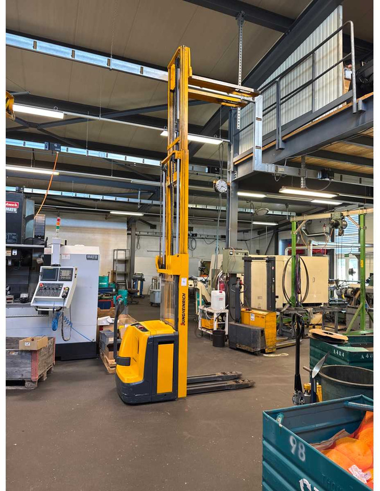 JUNGHEINRICH - Material handling equipment: picture 2 JUNGHEINRICH - Material handling equipment: picture 2