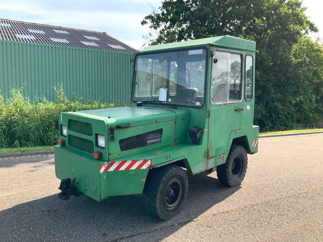 Mercedes - Municipal tractor: picture 2 Mercedes - Municipal tractor: picture 2