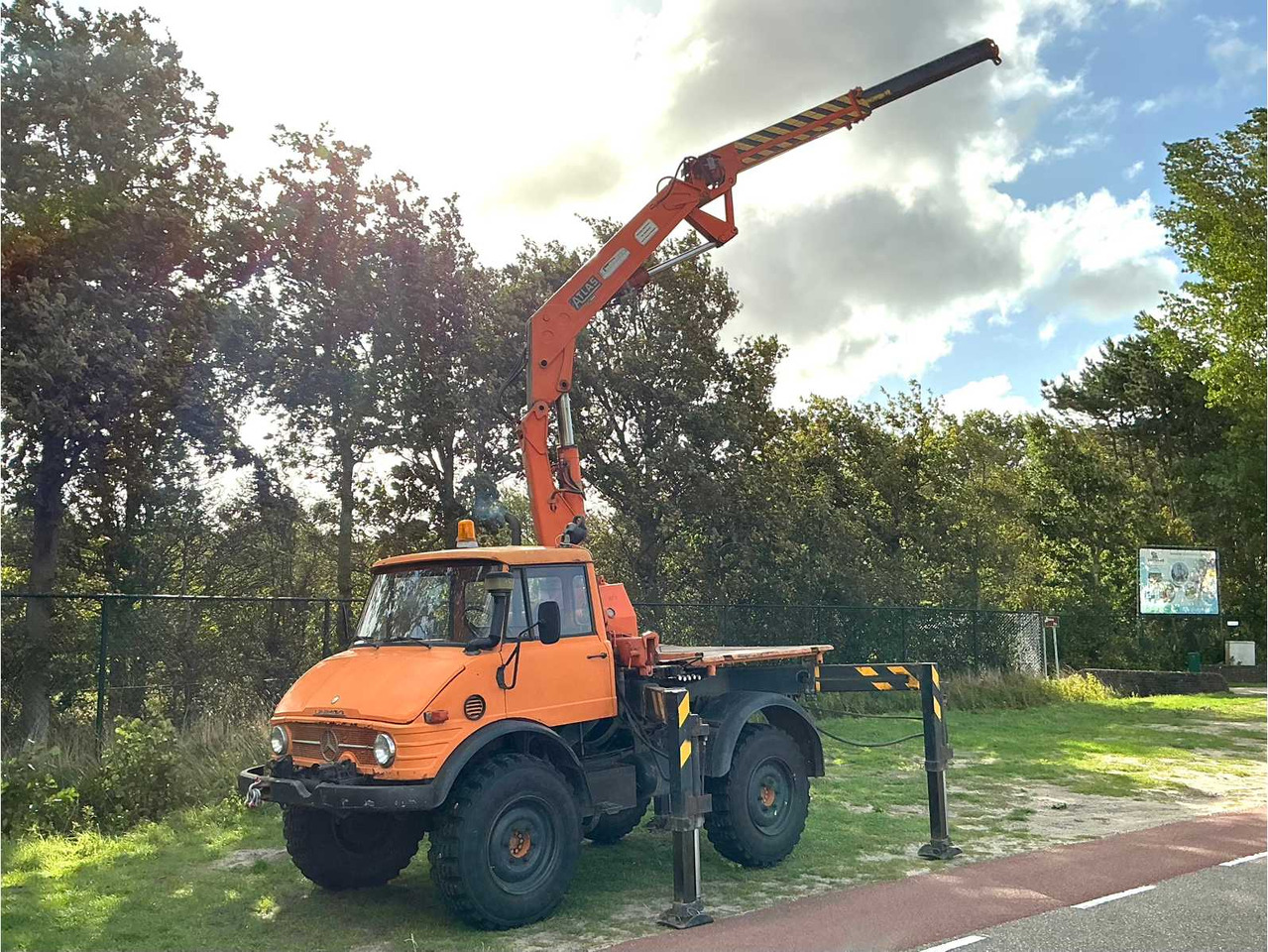 Mercedes-benz Unimog 406 - Farm trailer: picture 2 Mercedes-benz Unimog 406 - Farm trailer: picture 2