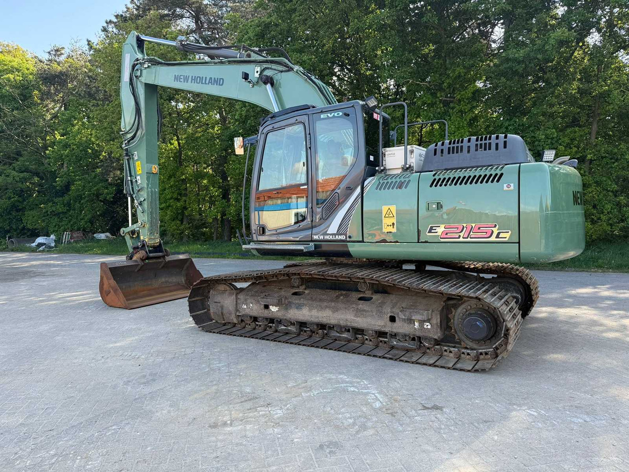 New Holland E215C - Crawler excavator: picture 2 New Holland E215C - Crawler excavator: picture 2