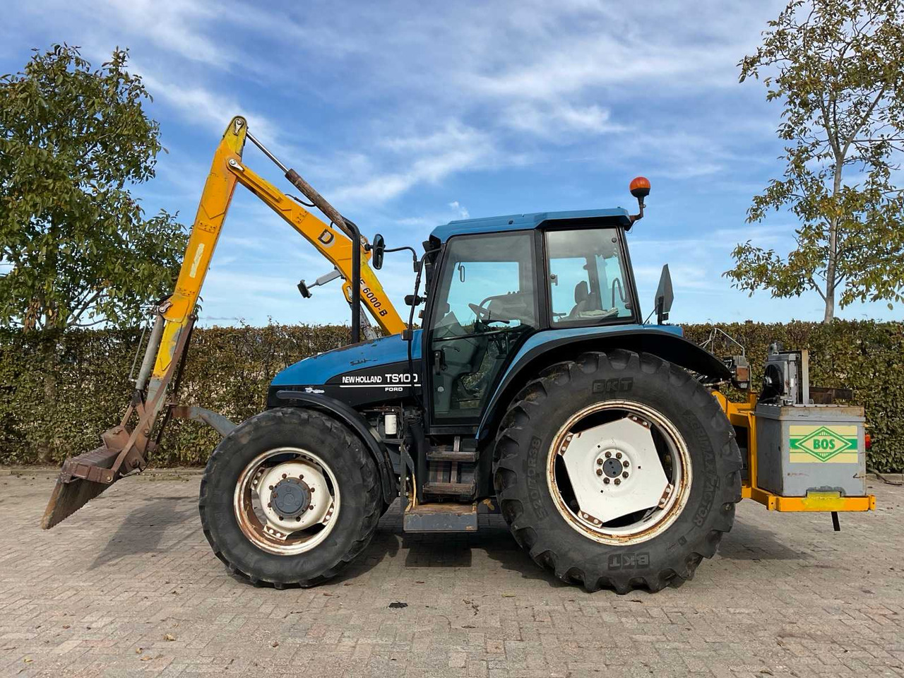 New Holland TS100 - Farm tractor: picture 2 New Holland TS100 - Farm tractor: picture 2