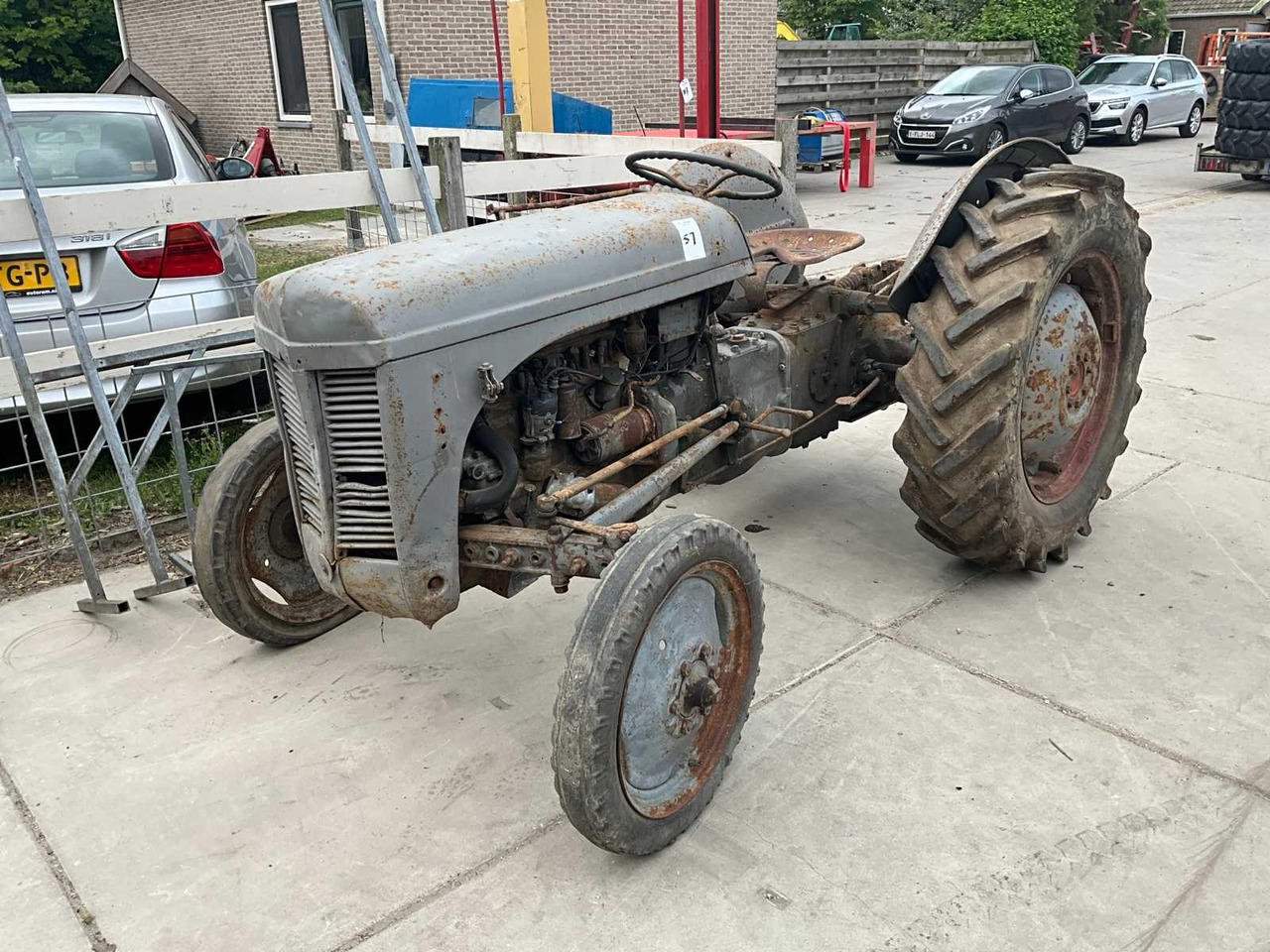 Oldtimer tractor - Farm tractor: picture 1 Oldtimer tractor - Farm tractor: picture 1