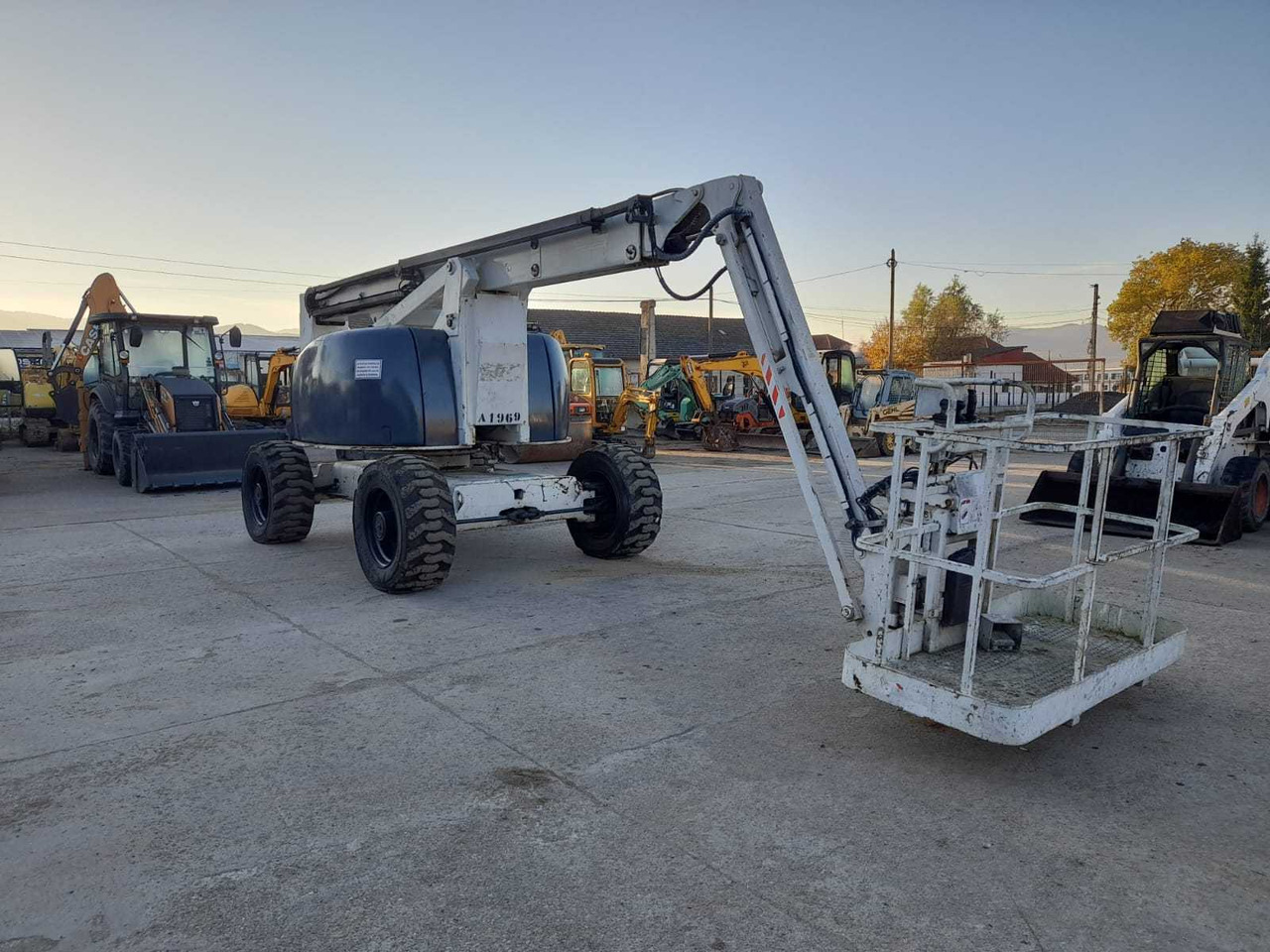 PINGUELY- HAULOTTE - HA20PX - AERIAL WORK PLATFORMS - 2004 - Aerial platform: picture 1 PINGUELY- HAULOTTE - HA20PX - AERIAL WORK PLATFORMS - 2004 - Aerial platform: picture 1